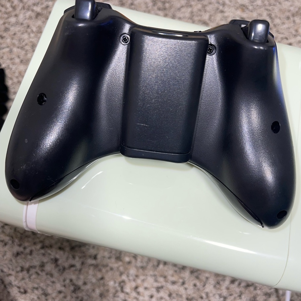 Wireless Black Gaming Controller - Picture 2 of 3